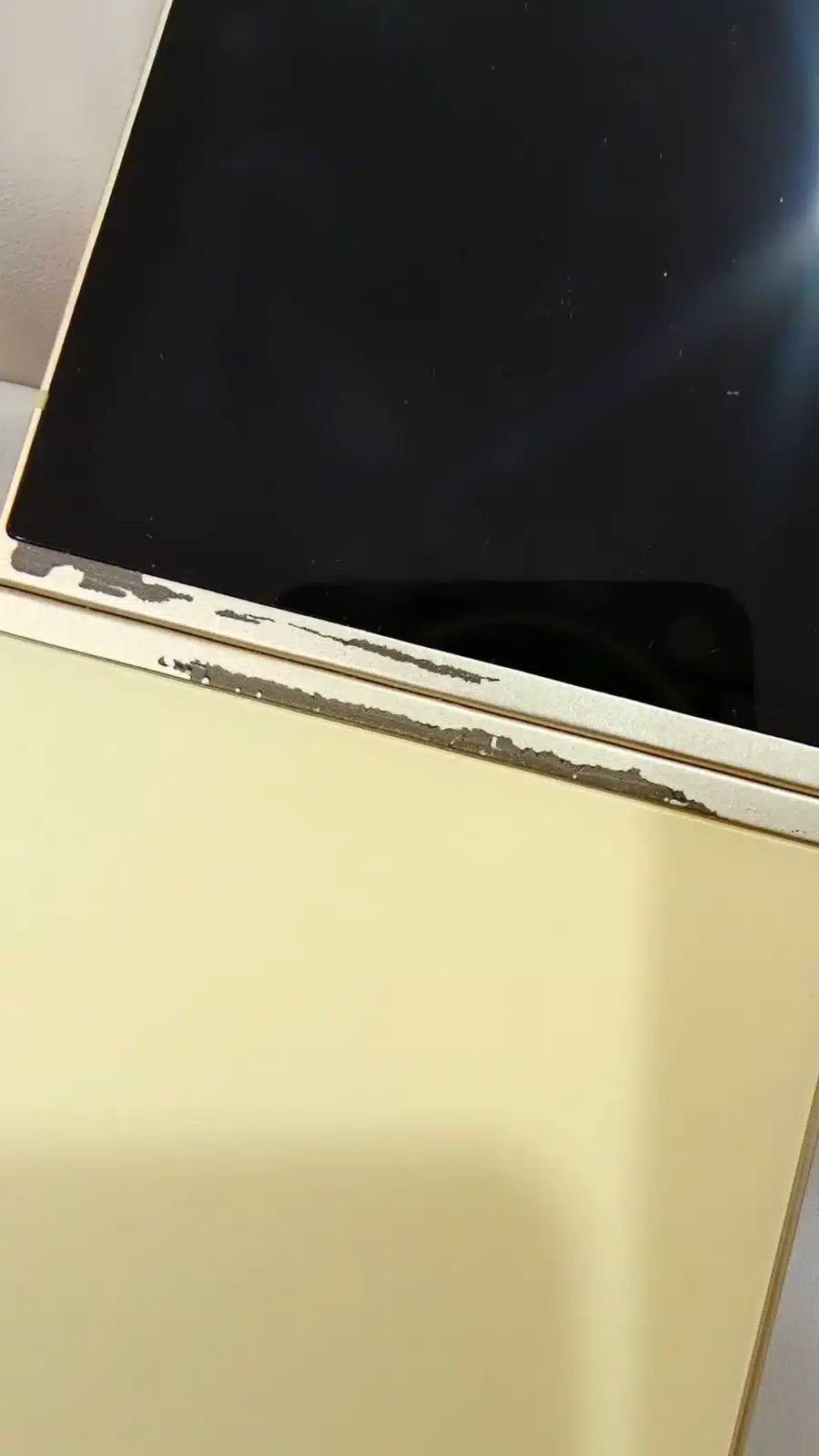 สีหลุดที่ขอบเฟรมด้านหลังติดบานพับของ Samsung Galaxy Z Flip 6 มือสอง